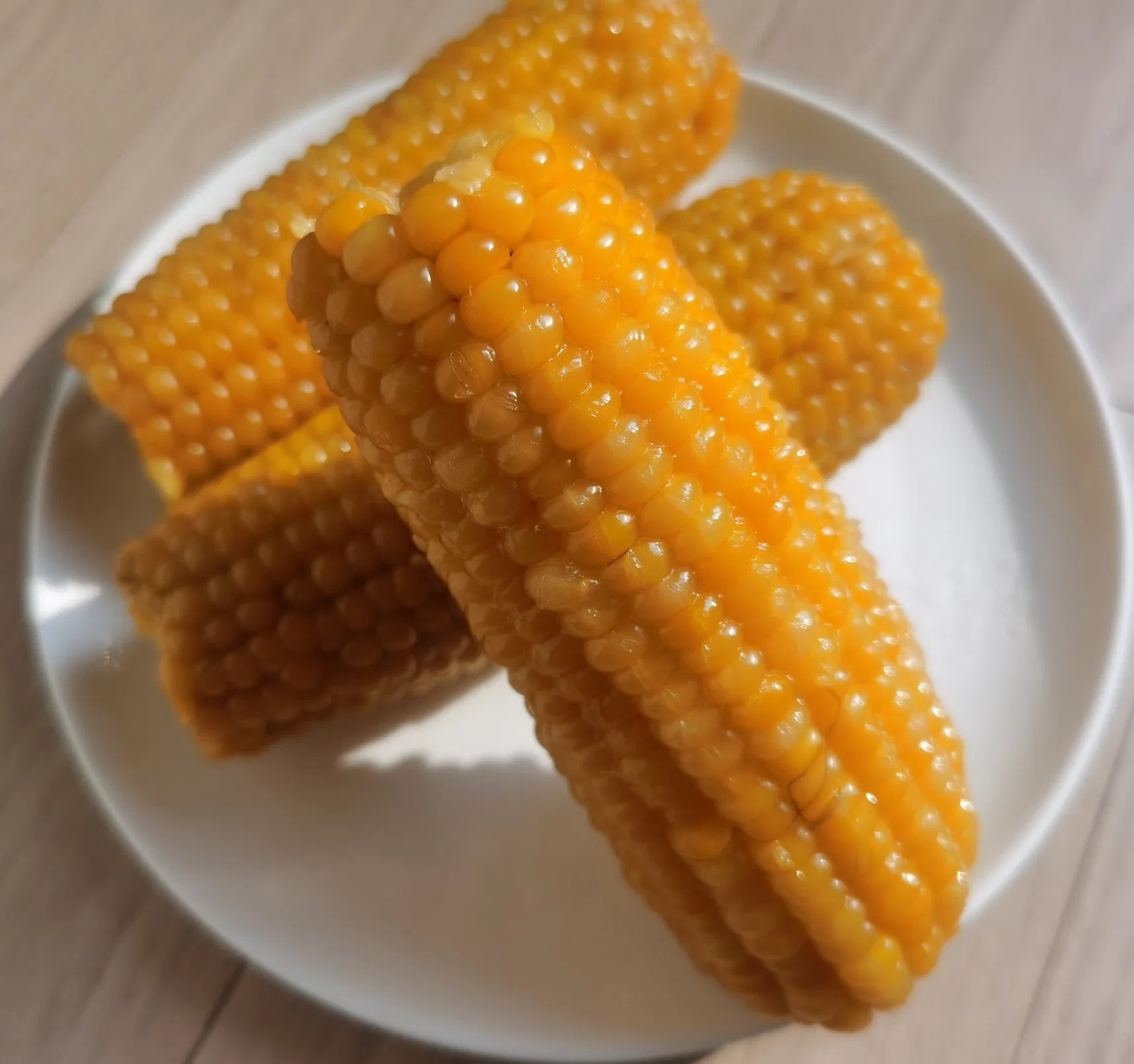 Cocinado de mazorca de maíz dulce de maíz cocido de verduras para un desayuno nutritivo