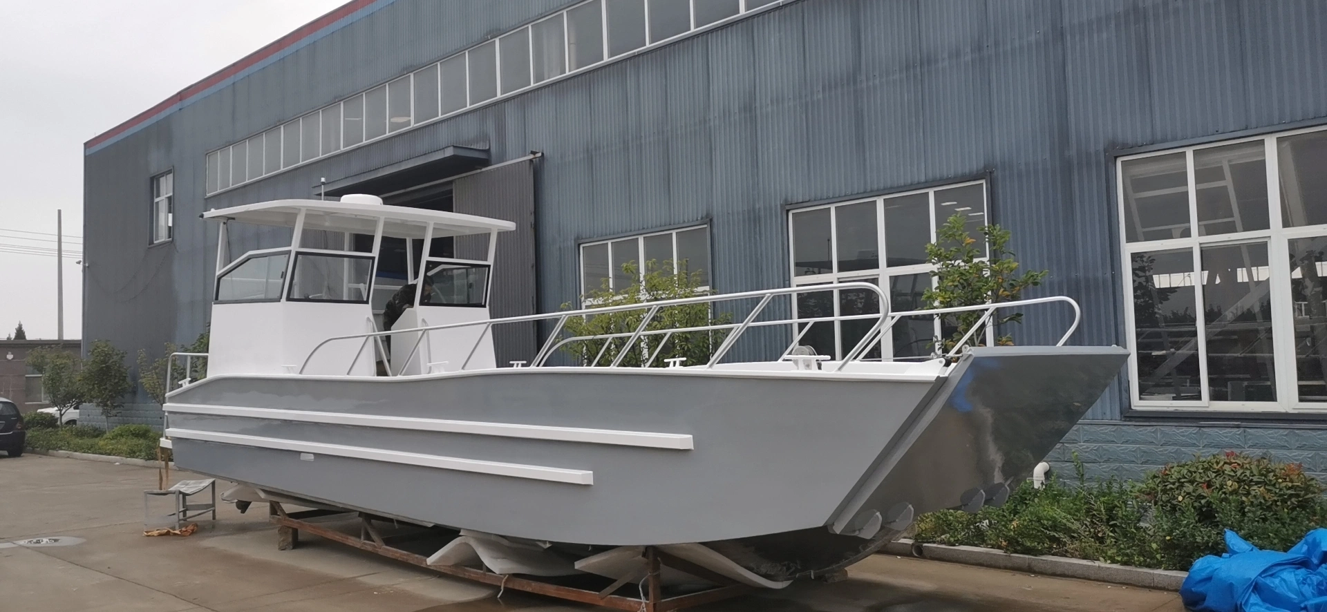 قارب عمل مركب هبوط من الألومنيوم معتمد من الاتحاد الأوروبي 10 م × 3 م بارج لنقل مواد بناء السيارات البحرية