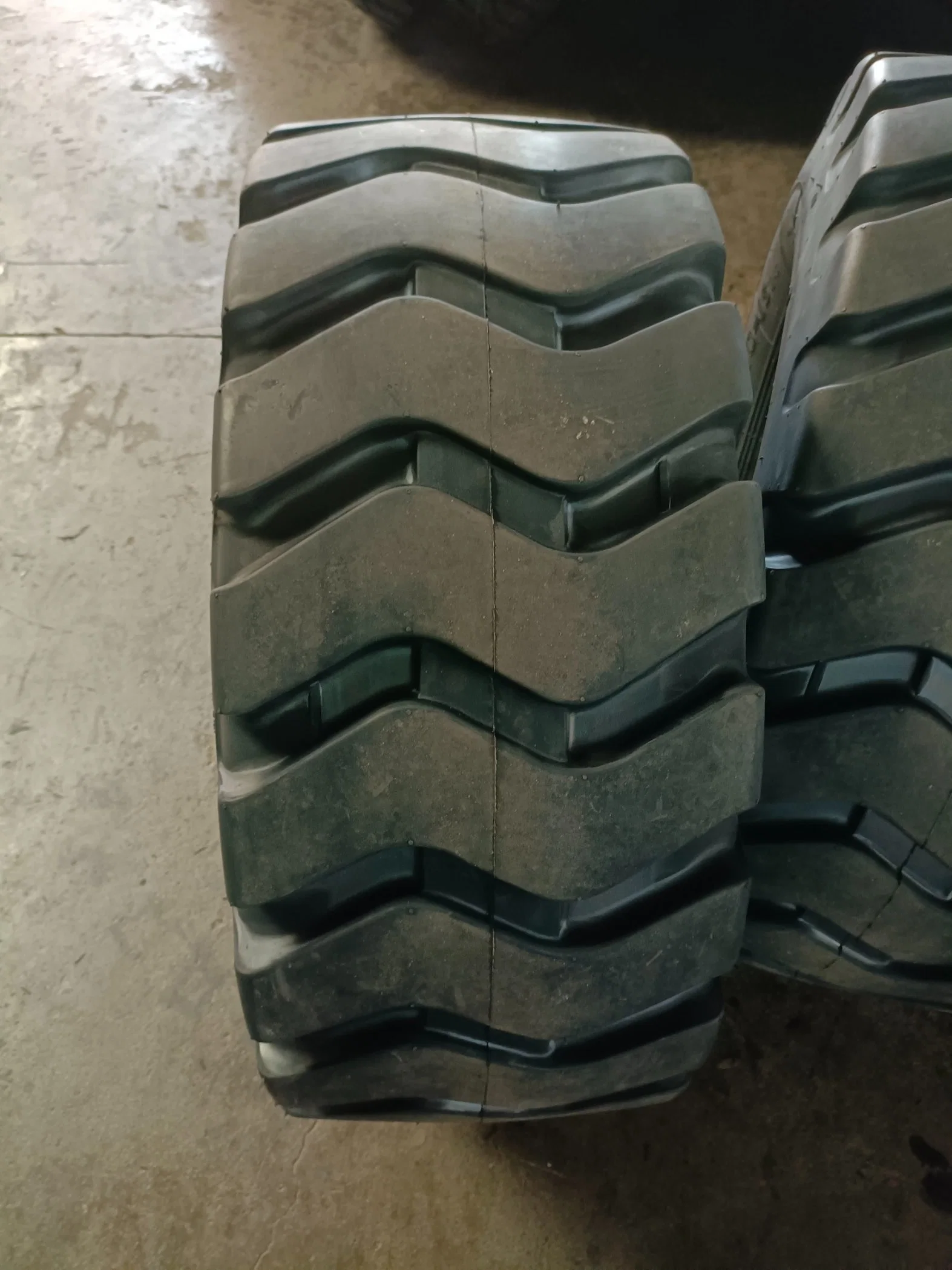 E3/L3 Bias Loader EarthMoVer 17.5-25، و20.5-25، و23.5-25، و26.5-25 OTR Tire