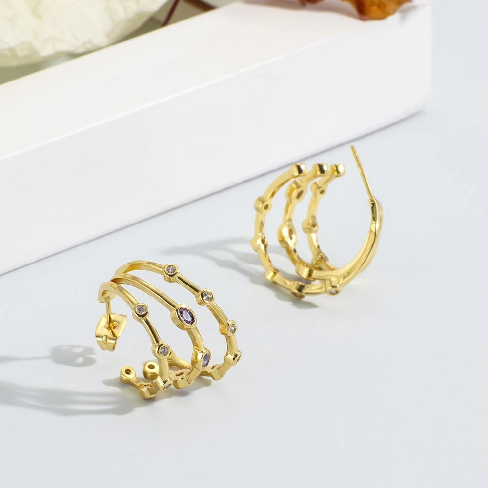 Moda al por mayor de latón chapado en oro con forma de C de la capa de Zircontripple Hoop Stud Earrings para las mujeres y niñas