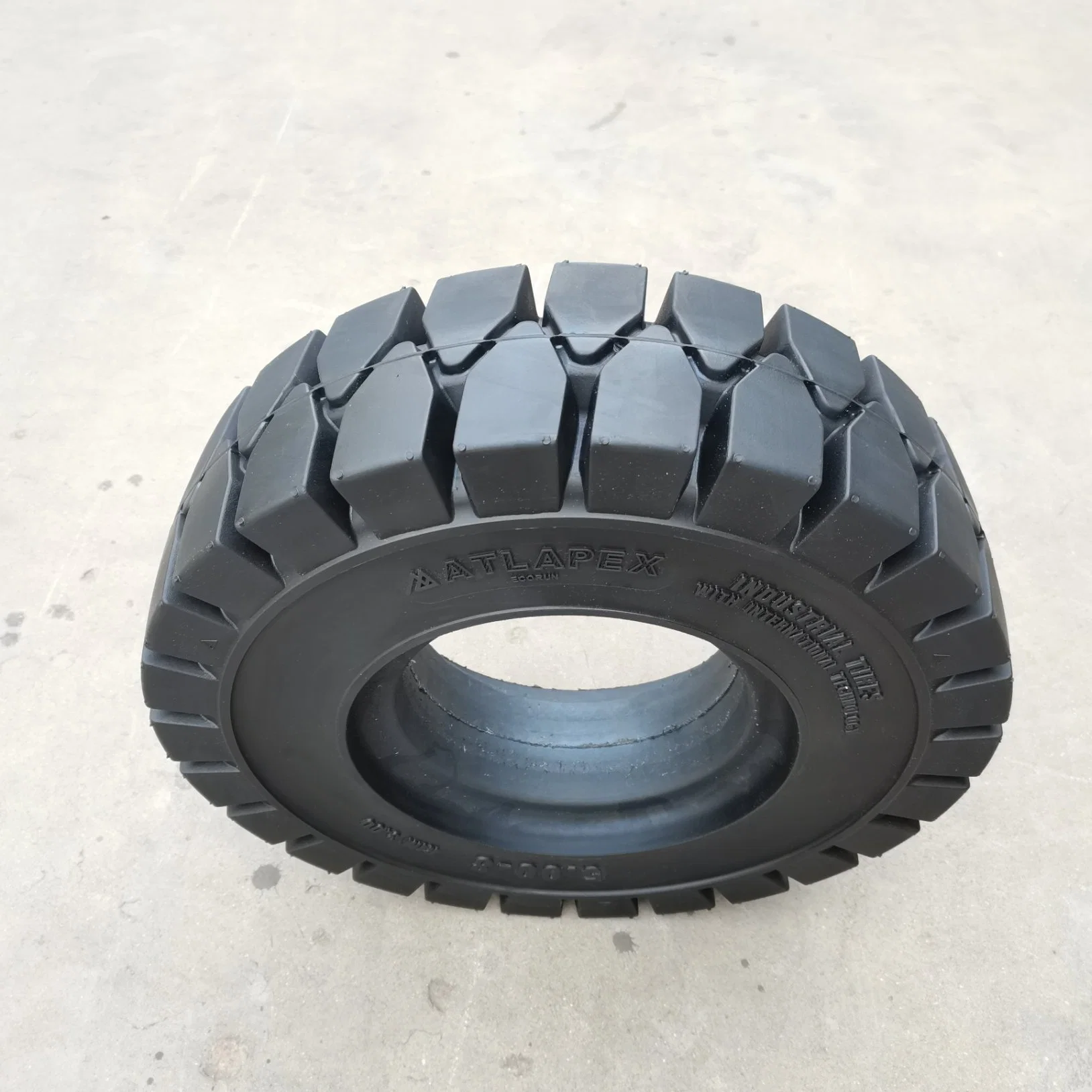 Doosan Spare Parts Forklift Spare Parts Long Use Life Solid Forklift Tires for Carstires 8.25-15