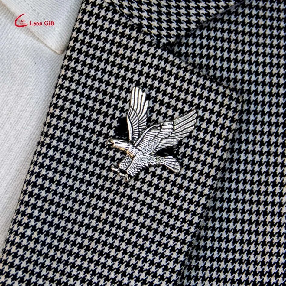 Leom Custom Werbeartikel Personalisiertes Design Logo Chinesischer Name Fabrik Blank Low Minimum Soft Hard Emaille Souvenir Emblem Lapel Pin Abzeichen