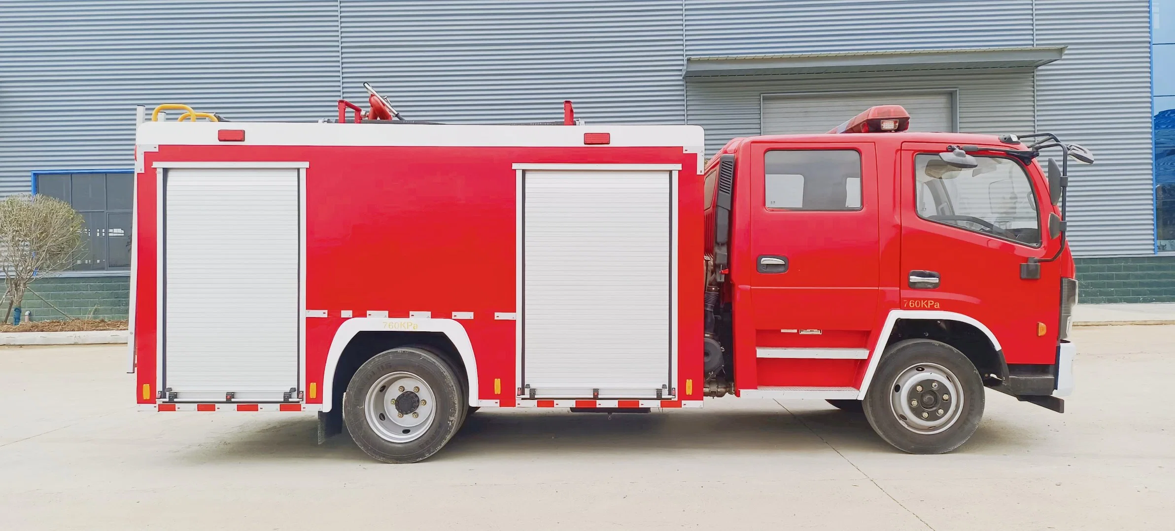 الصين شاحنة صهريج مياه مكافحة الحرائق Dongfeng 4X2 5ton 5000L معدات إطفاء الحريق والماء والنار الفوم شاحنة القتال مع جودة جيدة وسعر جيد