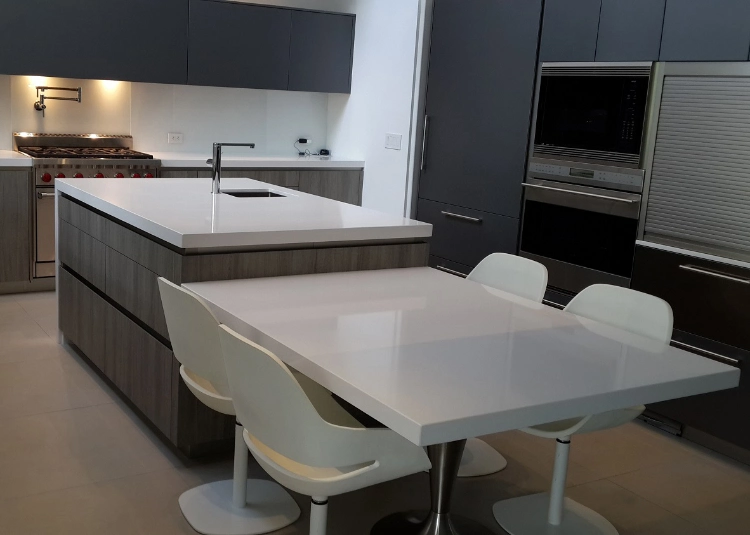 تخصيص العينة OEM ODM 6 مم 12 مم Pure White Corian Acrylic سطح الحمام سطح منضدة خشبية صلبة ذات صفائح خشبية ألواح رفع الورق