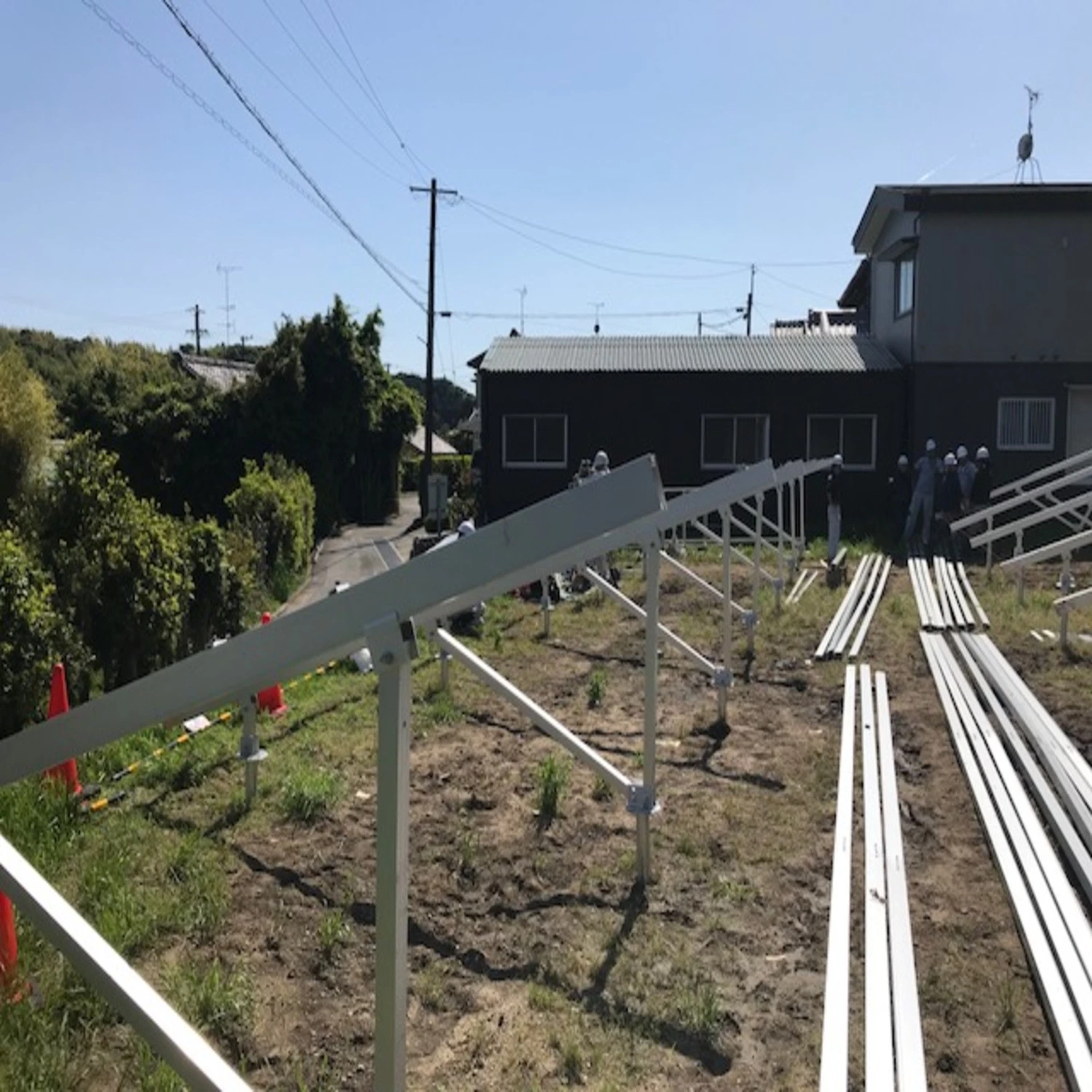 Panneaux solaires au sol en aluminium photovoltaïque avec support galvanisé à chaud.