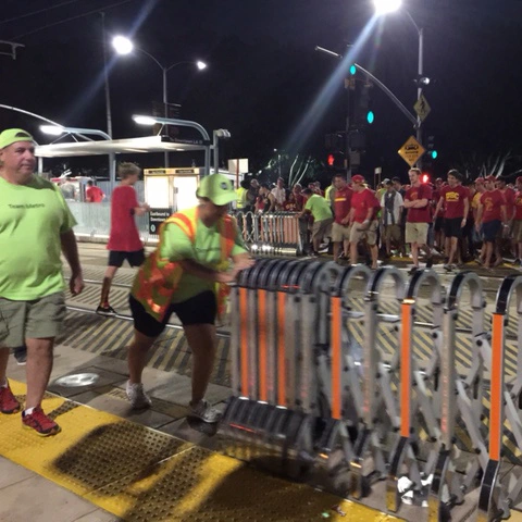 Flexibles Crowd Control Gate mit 3m reflektierenden Taps und starken Bremsen.