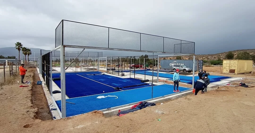 Fabricant de terrain de padel de haute qualité, usine panoramique de tennis de pagaie galvanisée à chaud.