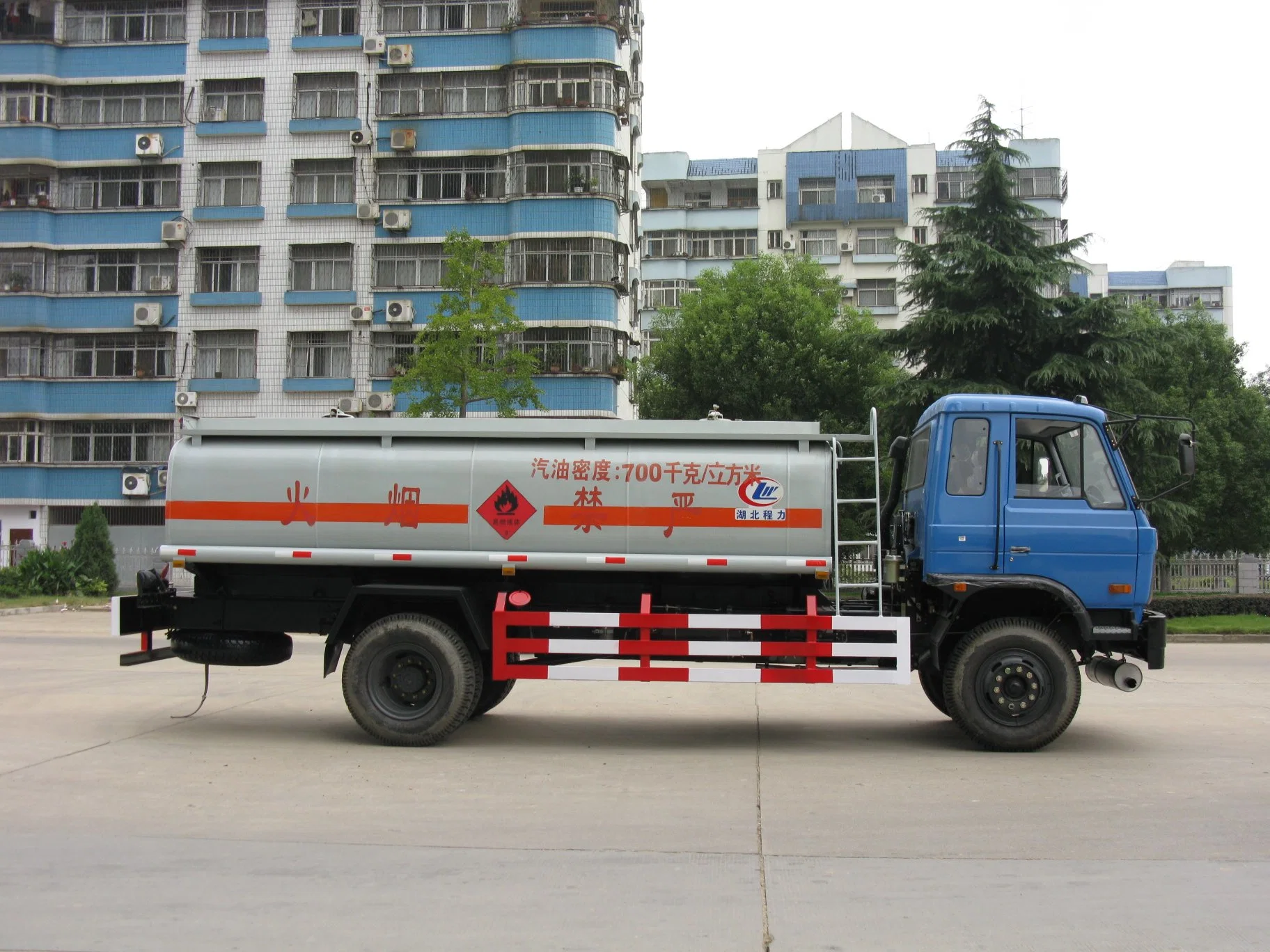 Dongfeng 4X2 5cbm Fuel Tank Diesel Gasoline Mobile Refueling Truck with Fuel Dispenser