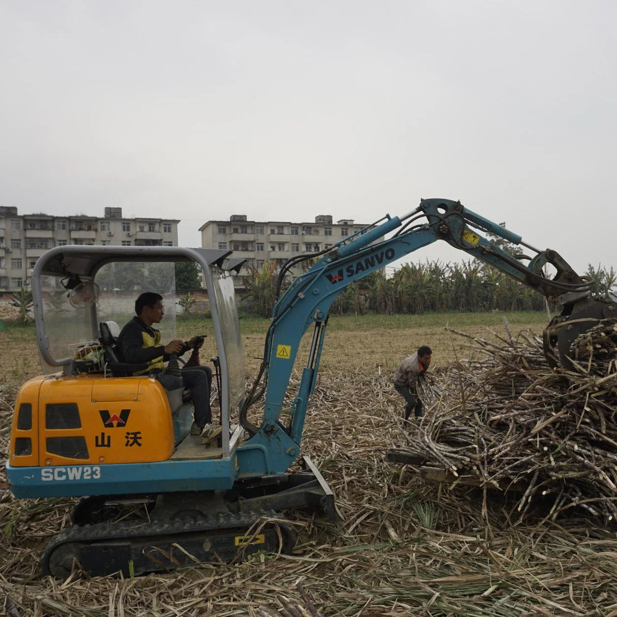 Agile Grapple on Mini Excavator Rotating Log Grapple on Mini Excavator Materials Forestry Log Grapple