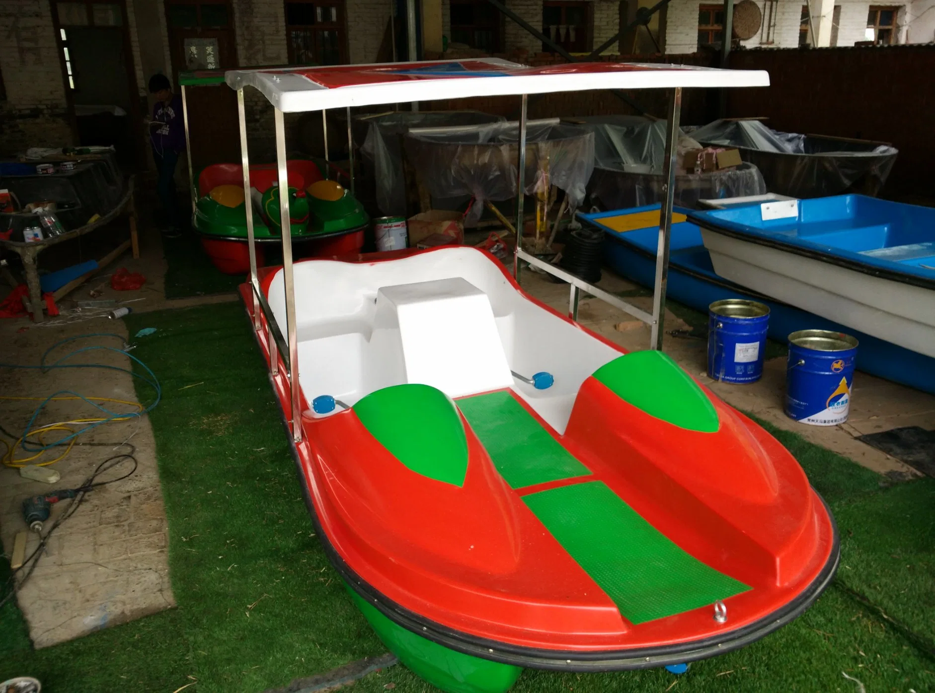 Amusement Park Factory Hot Sale Four-Seat Fiberglass Adult Pedalboat