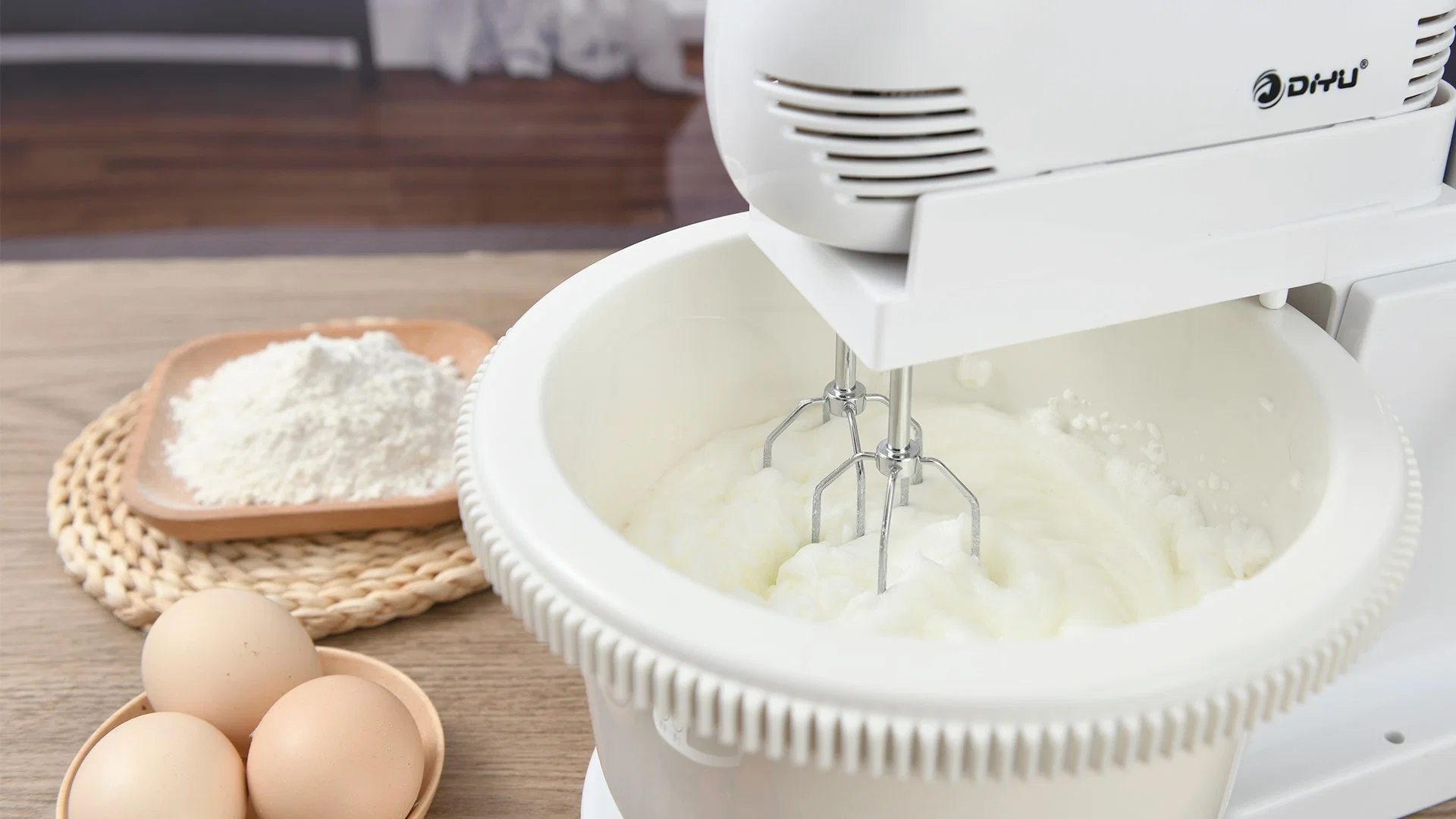 Plastic Housing 5-Speeds Hand Mixer with Dough and Beaters with Bowl (8818)