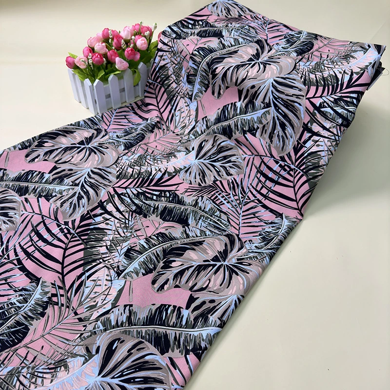 Tecidos macios para vestuário com design floral estampado em 100% poliéster, disponíveis em várias opções.