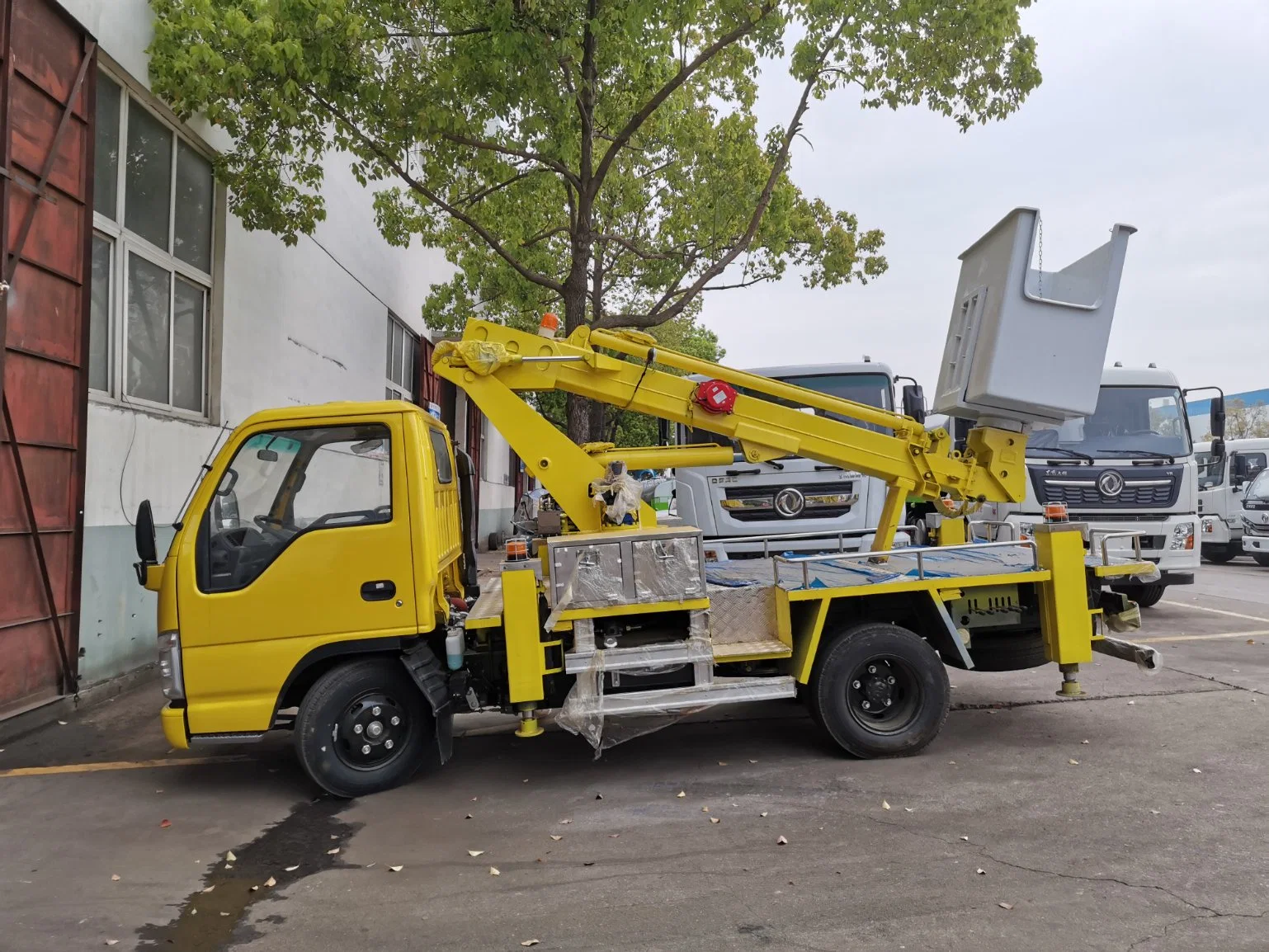 Japanese Brand 14m Hydraulic Aerial Platform Truck for Man Lift