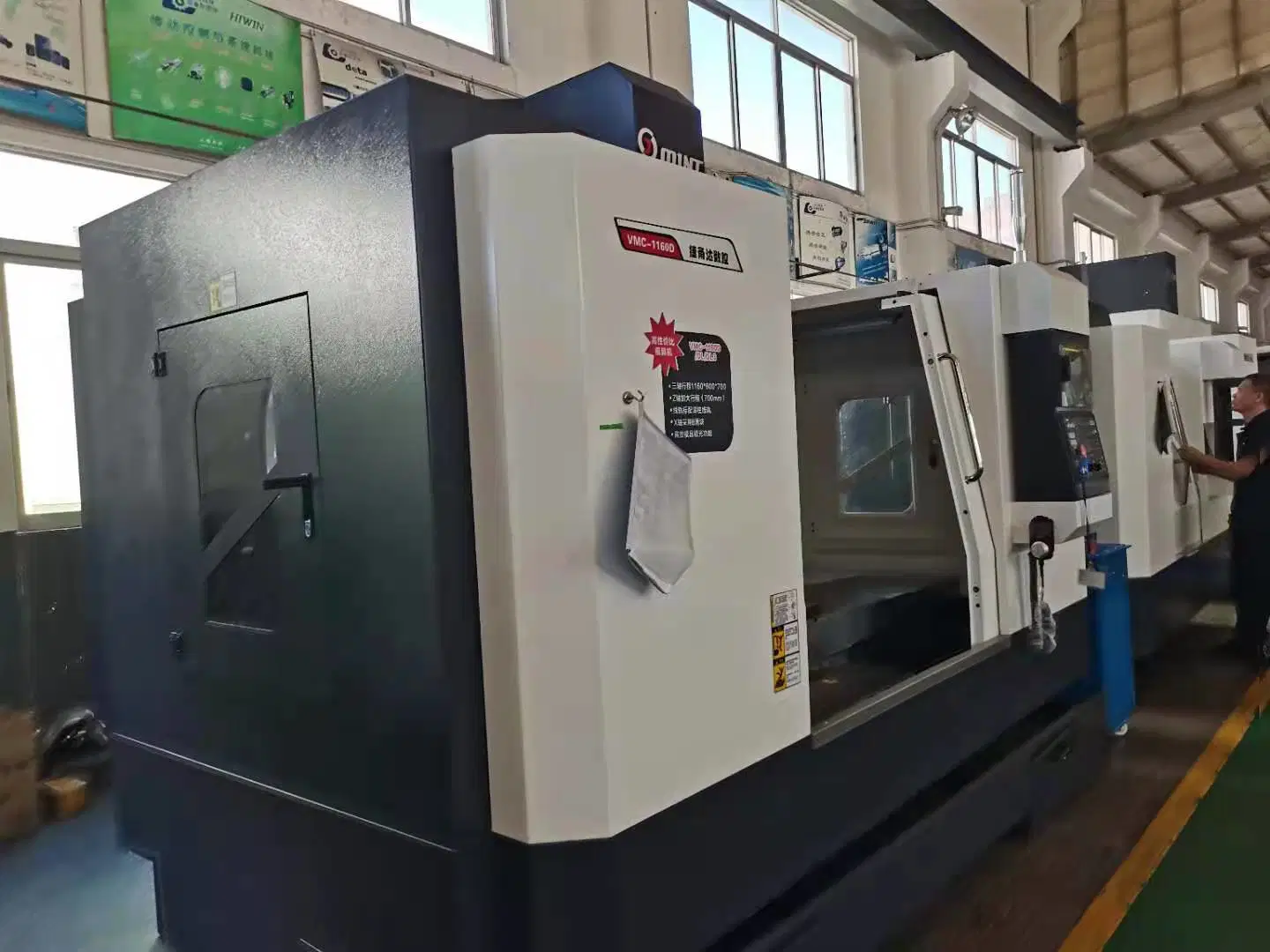 Vmc1060 China Metall-Bearbeitungs-CNC-Fräsmaschine Vertikales Bearbeitungszentrum