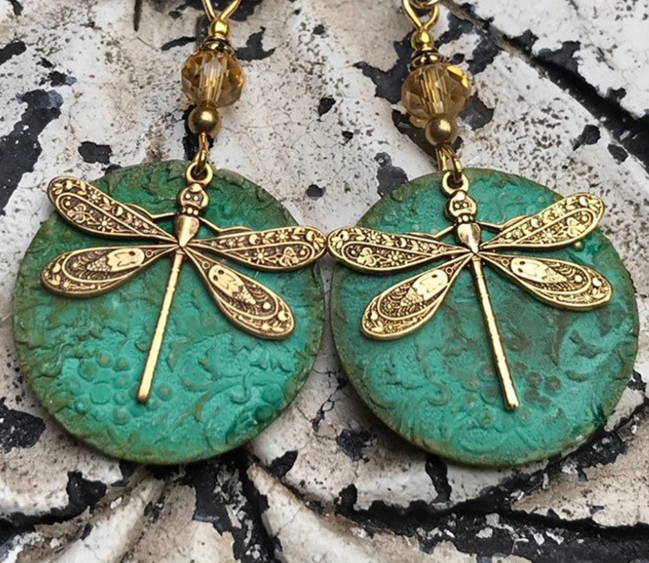 Poliuretano grande suave cuero hecho a mano flecos pluma ligera caída de lágrima Pendientes de color verde para mujeres Moda de niñas