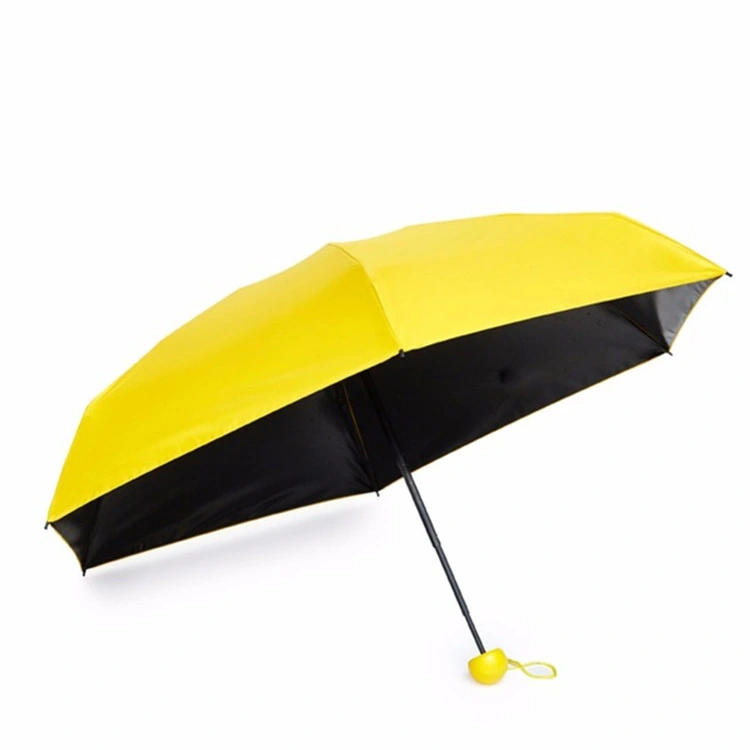 Commerce de gros prix bon marché Outdoor 6 panneaux Sun Mini 5 pli couché en vinyle noir Capsule anti UV parapluie pour la pluie et soleil