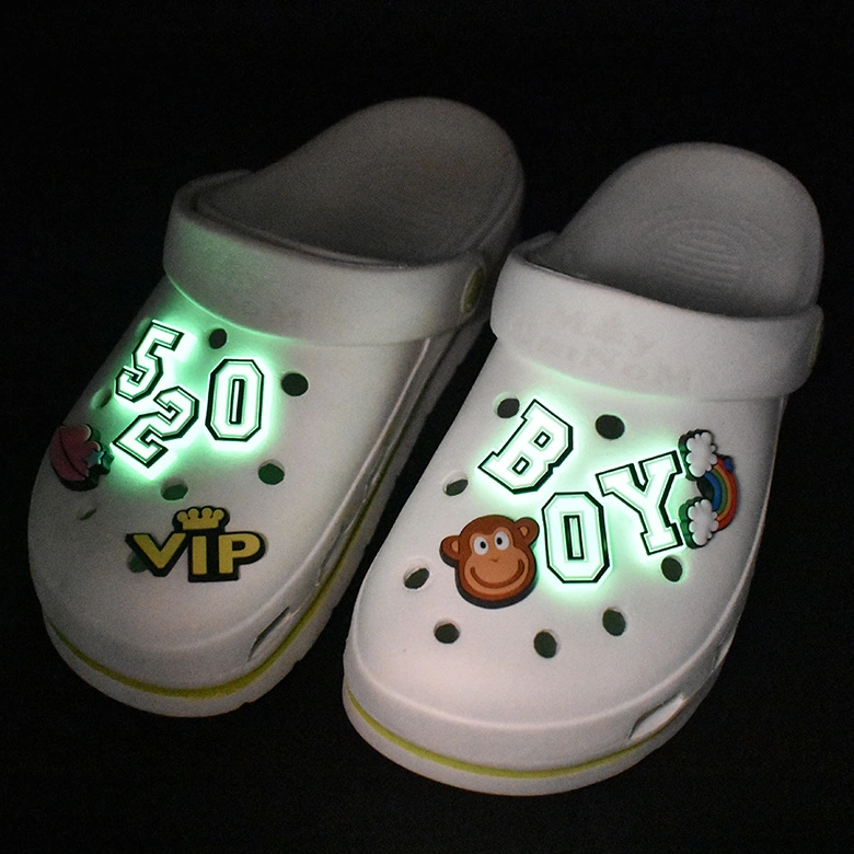 PVC suave pegamento Glow-in-the-Dark Letter Charms Zapatos de zapato de mosquetón muñeca