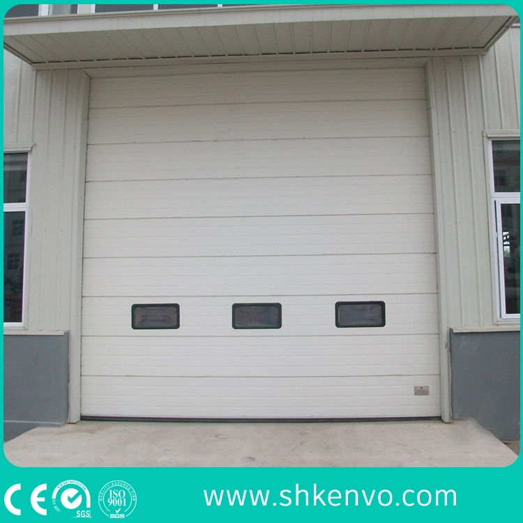 Puerta seccional o de garaje exterior de metal enrollable vertical aislada térmicamente y automática para almacén y muelles de carga.