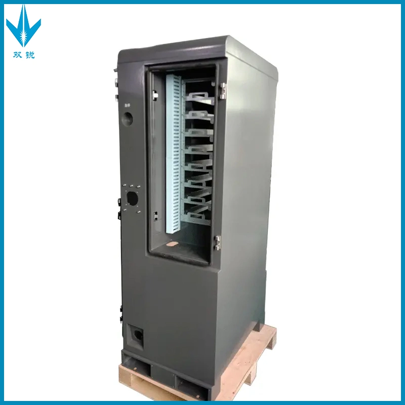 Armoire de distribution électrique sur pied en métal avec boîte électrique et armoire de stockage d'énergie.