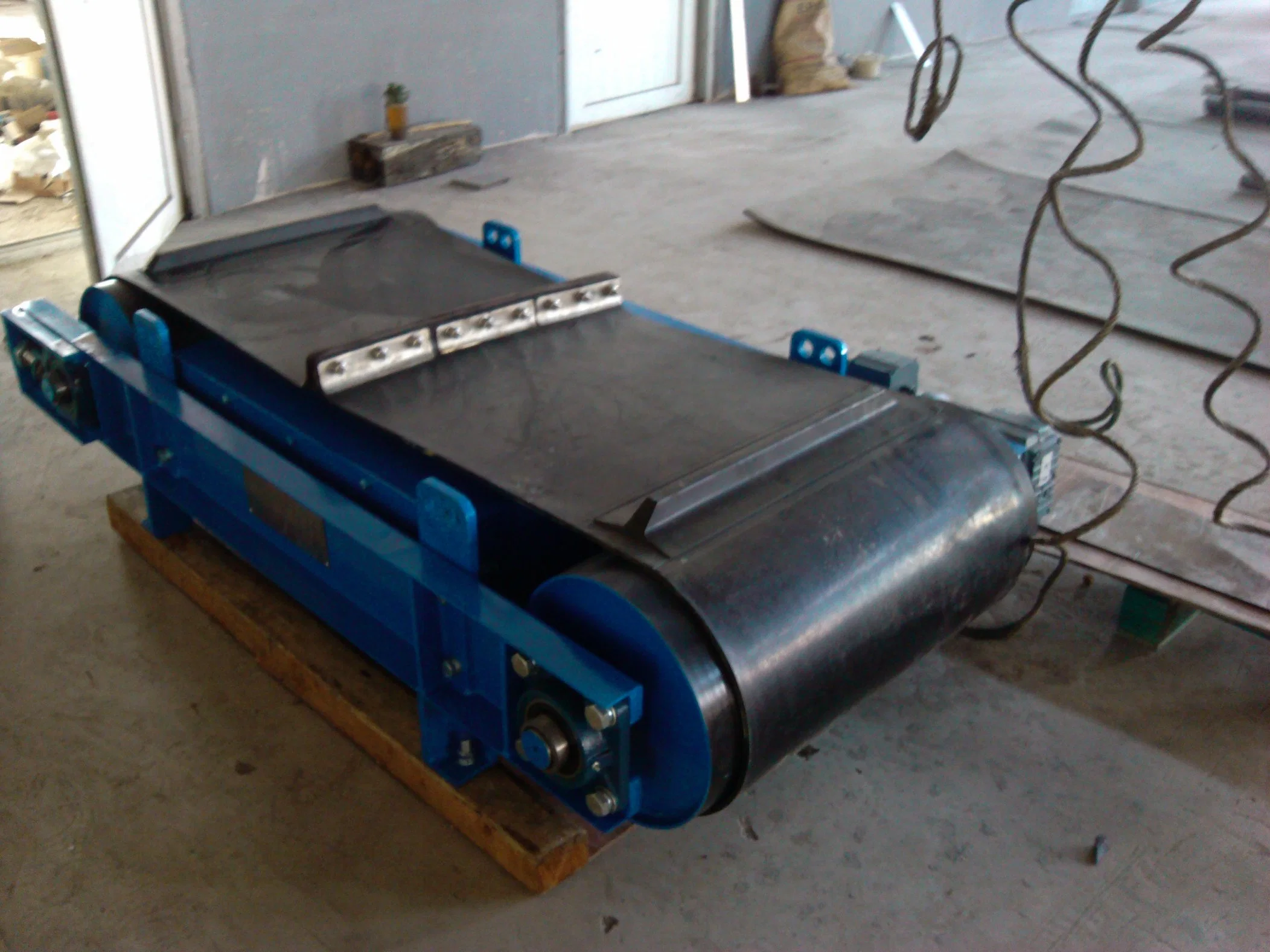 Overband Magnetic Separator for Both The Recovery of Ferrous Parts and The Removal of Iron Impurities