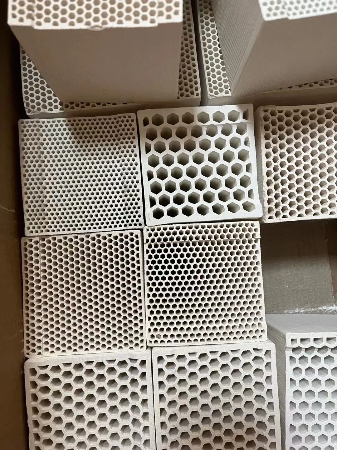 Hochtemperatur-Isolationsmaterial Aluminiumoxid Keramik Cordierite Wabe Keramik Regenerator