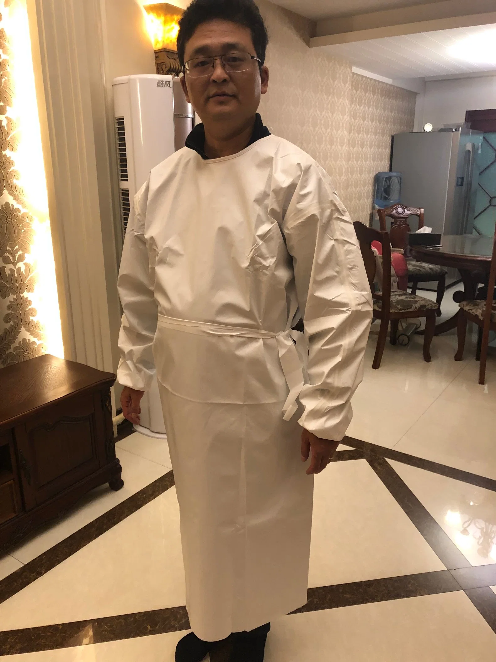 Syp Level 4 Surgical Gown Isolation Gown Protective Suit with FDA Approve Delicate Deisng for Hosptial Use