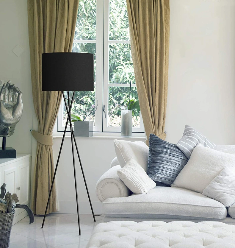 Chambre d'étude moderne et simple avec lustre LED trépied en métal noir.