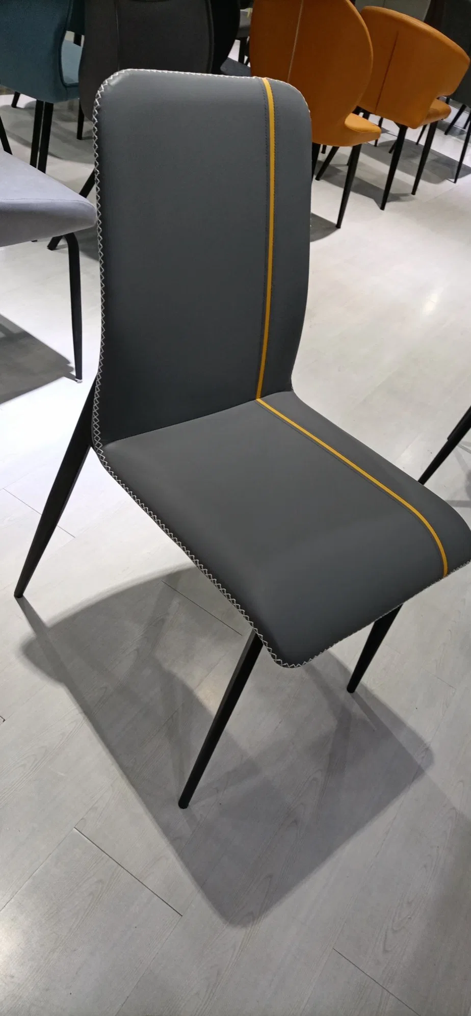 Mobilier de projet de restaurant d'hôtel à domicile utilisant une chaise de salle à manger rembourrée en velours PU avec dossier en sac souple.