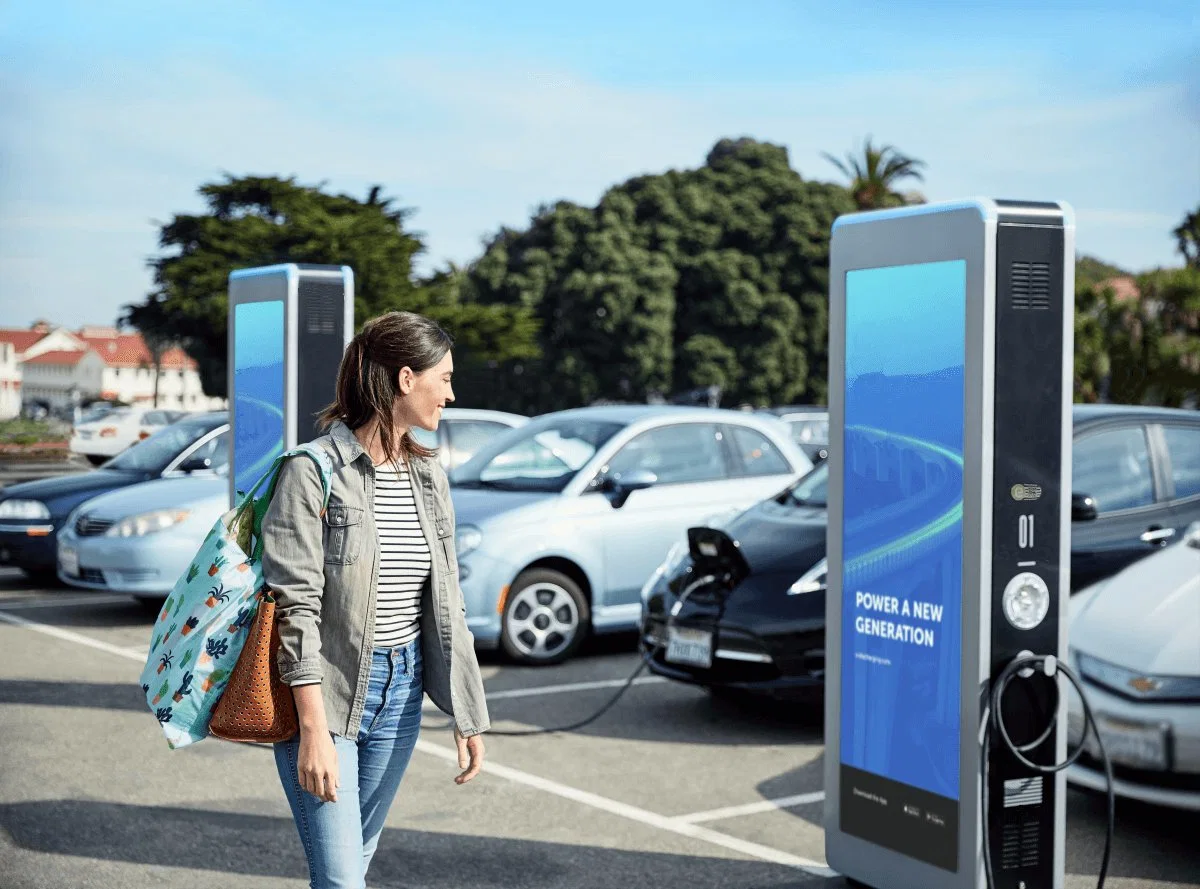 Señalización digital exterior pantalla LCD resistente a la intemperie vehículo eléctrico independiente Estación de carga para vehículos eléctricos de 55 pulgadas para exteriores