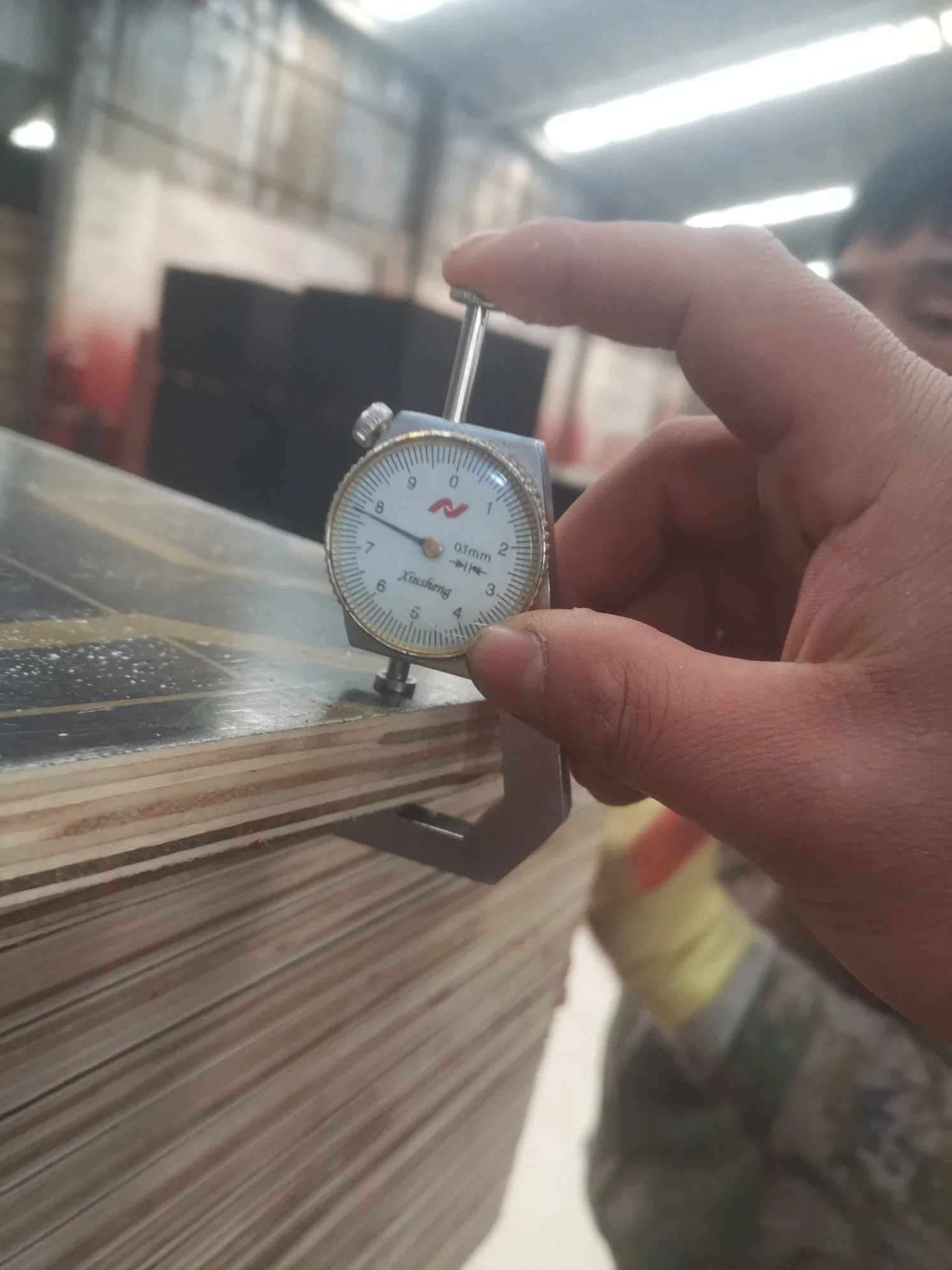 El edificio de construcción en madera de encofrado de madera contrachapada de cine comercial de 18mm se enfrentan a la hoja de madera contrachapada