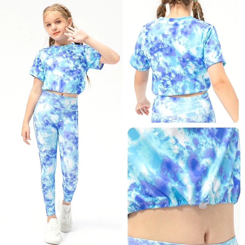 Ensembles de vêtements pour jeunes filles colorés et à motifs : haut court à manches courtes à encolure ras du cou et capris athlétiques à motif tie-dye. Tenues de sport pour enfants en deux pièces : survêtements.