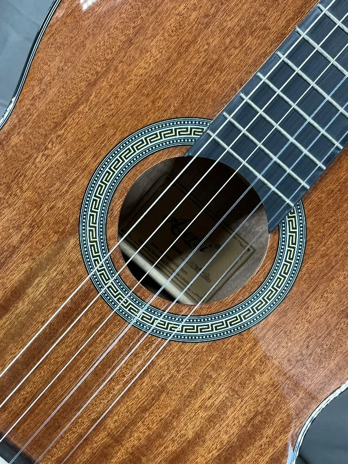 Wholesale Price High Quality Glossy Mahogany Classical Guitar Vintage Music Instrument