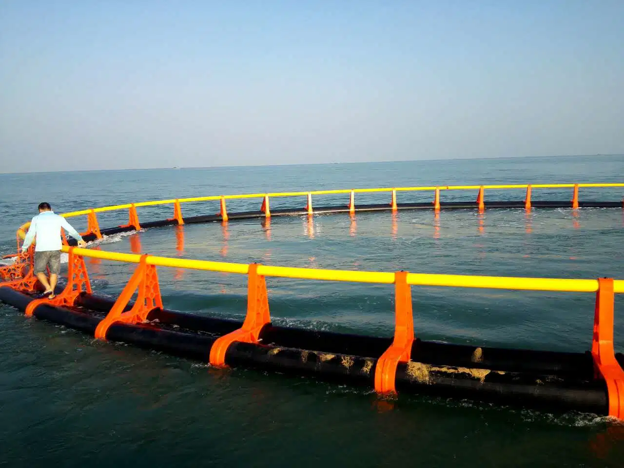 La cría de peces circular jaulas flotantes en el mar Storm resistir