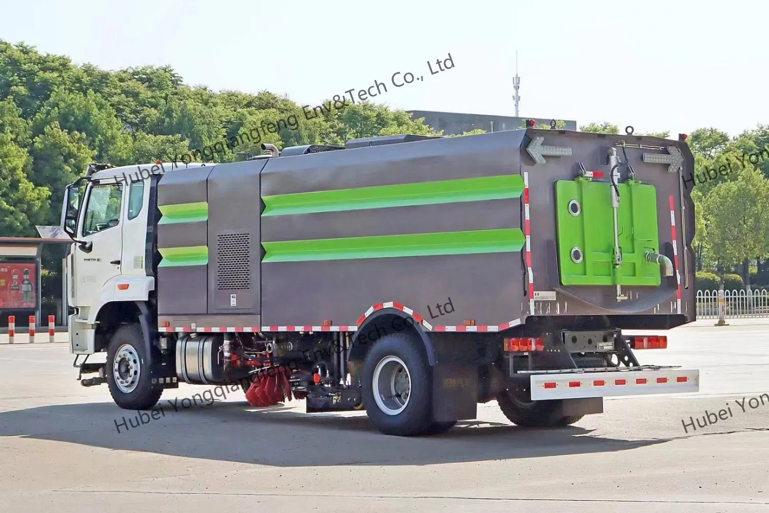 HOWO Vacuum Street Road Sweeper Truck for Street Cleaning Washing and Sweeping