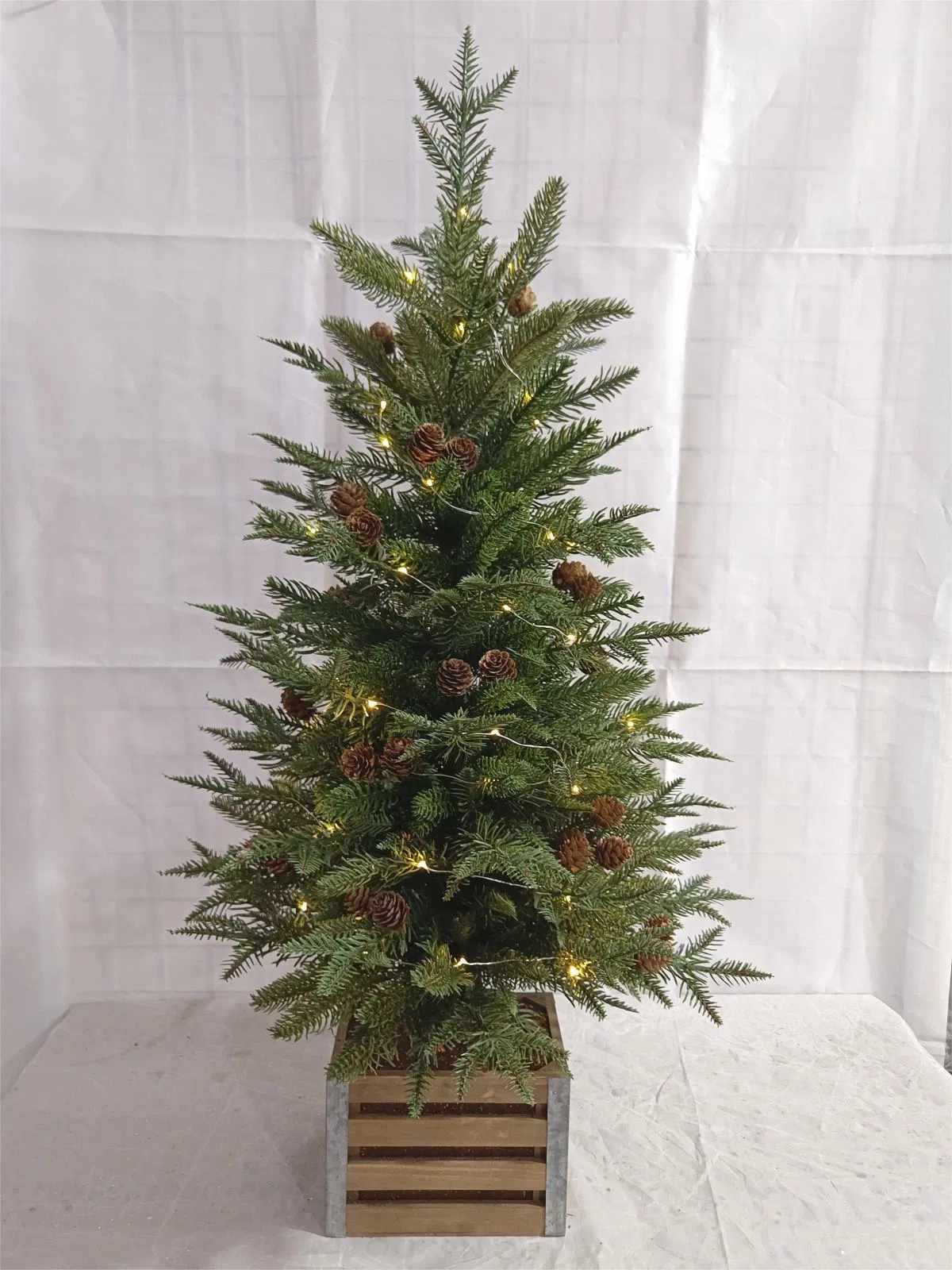 Usine OEM personnalisés Arbre de Noël Mini LED Pre-Lit arbre artificiel floqué porche avec Pin artificiel éclairé Pinecones Arbre de Noël fabricant en Chine