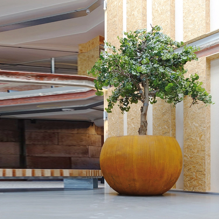 Pots de fleurs en acier corten décoratif pour l'extérieur.