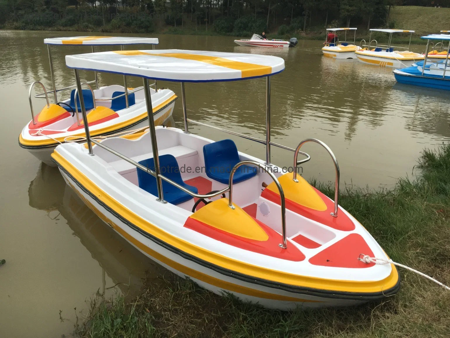 New Design Solar Panel Red Electric 4-Person Boat