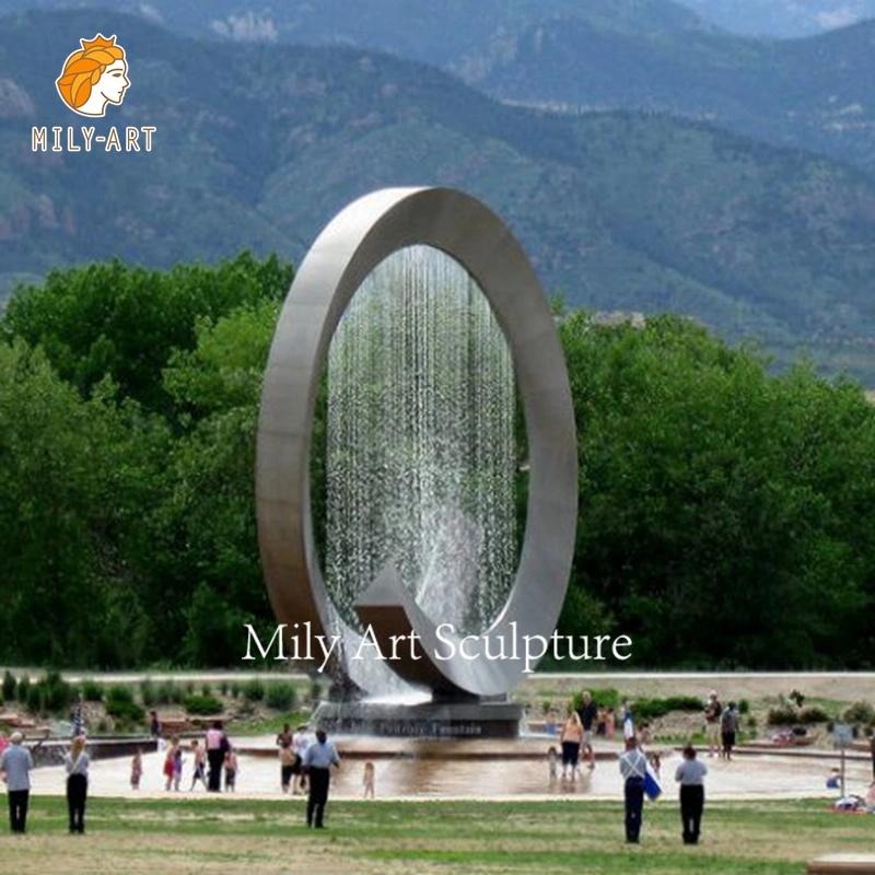 Piscine extérieure avec statue en acier inoxydable et fontaine d'eau en forme de boule.