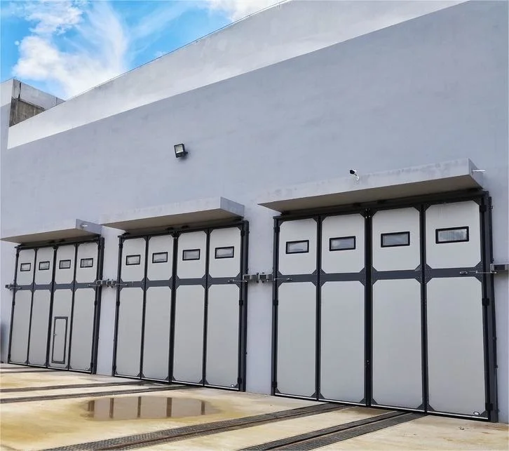 El centro de la puerta plegable está lleno de materiales aislantes de lana de seda de vidrio, lana de roca o espuma de poliuretano