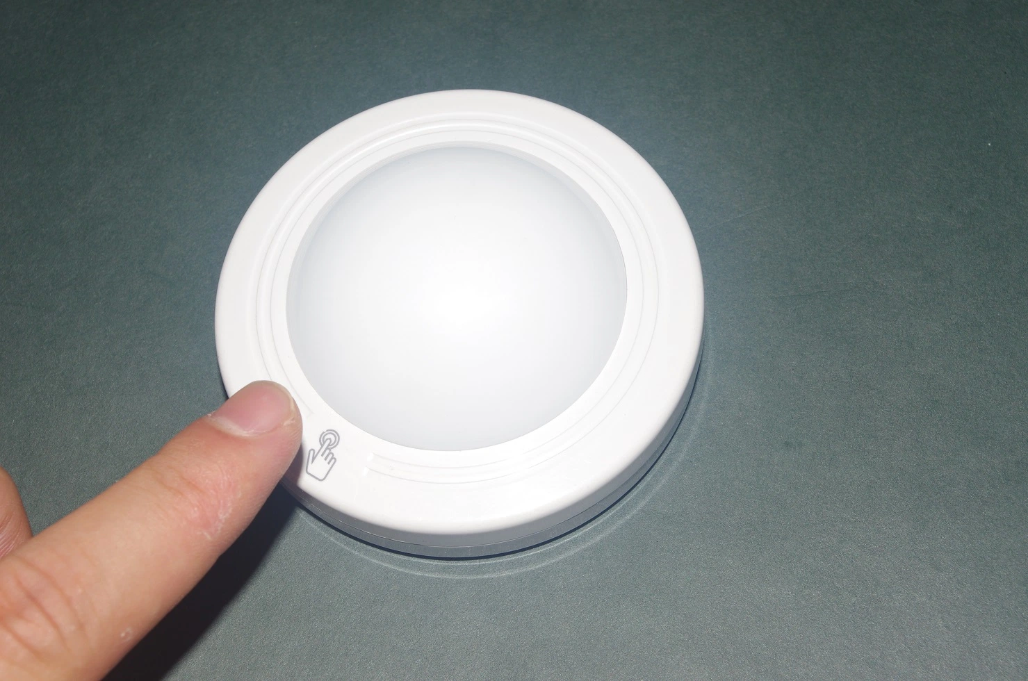 3 AAA UFO Shape Gradually Dimmable LED Cabinet Light