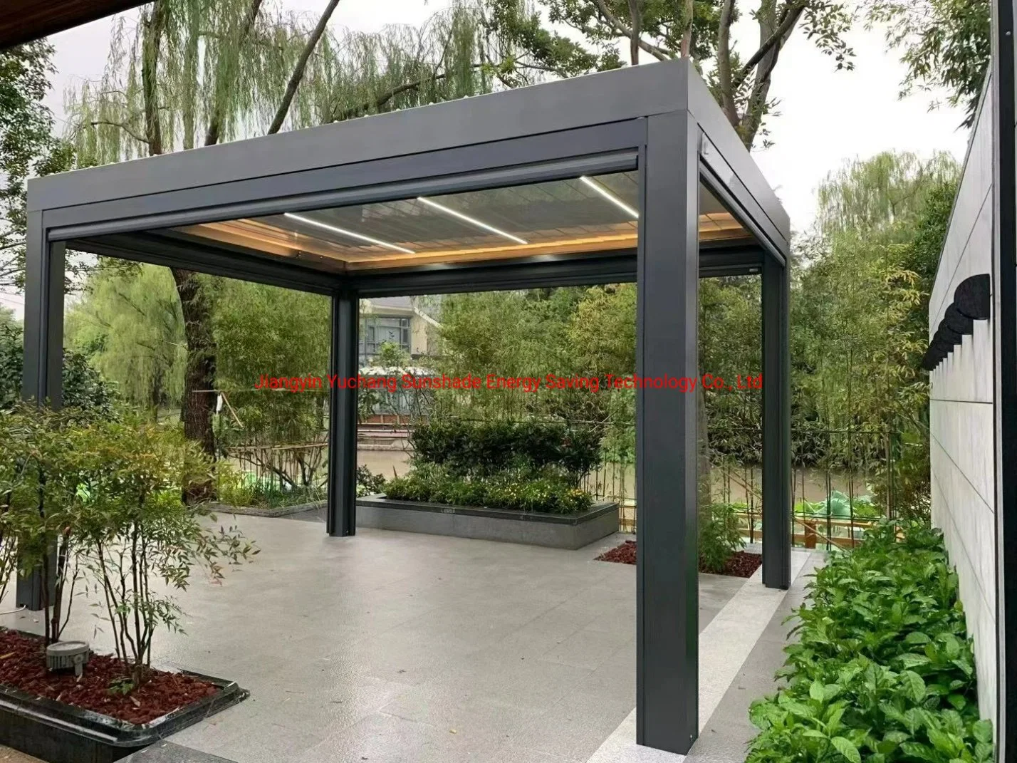 La moderna casa jardín exterior del techo de láminas de aluminio de Louvered pérgola