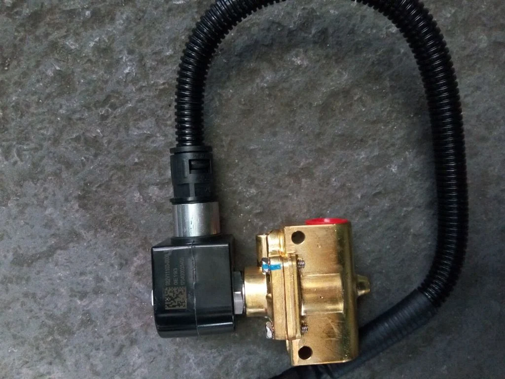 Main Low Pressure Solenoid Valve 082V11103-0009 for HOWO Truck