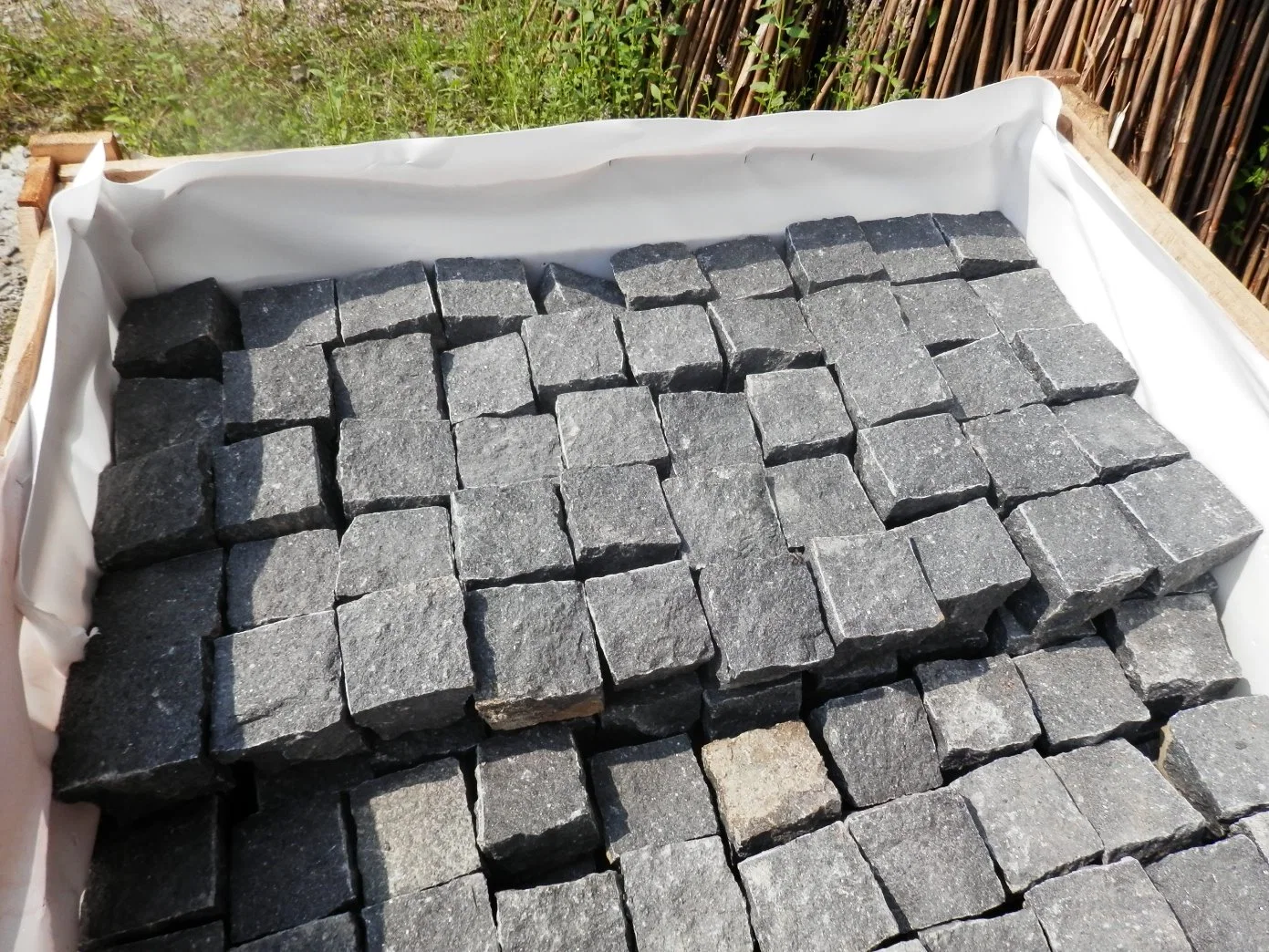 Chinese Flamed/Naturalsplit Fudingblack Basalt Floor/Flooring/Paving/Paver/Cube Stone for Outside/Landscaping/Carparking/Garden Decoration