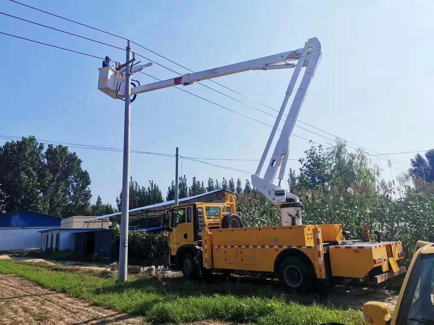 17m de elevación del brazo hidráulico montados sobre camiones pequeños Cherry Picker con cuchara de aislamiento