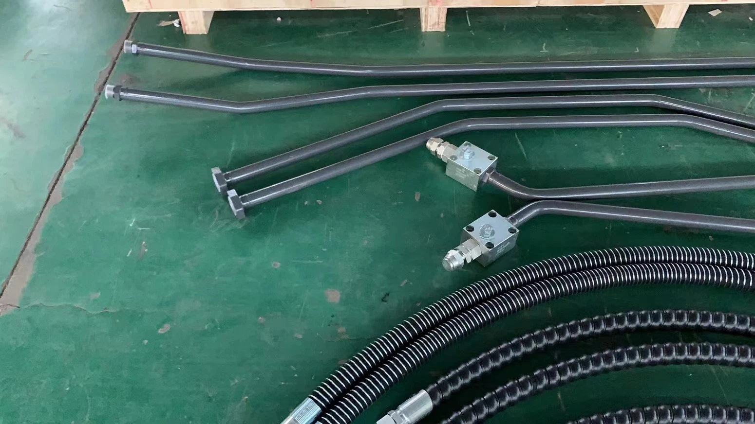 R215 R225 Excavator Aux Hydraulic Pipeline Free-Welding Piping Kits for Rock Breaker Hammer System with Electromagnetic Control Valve