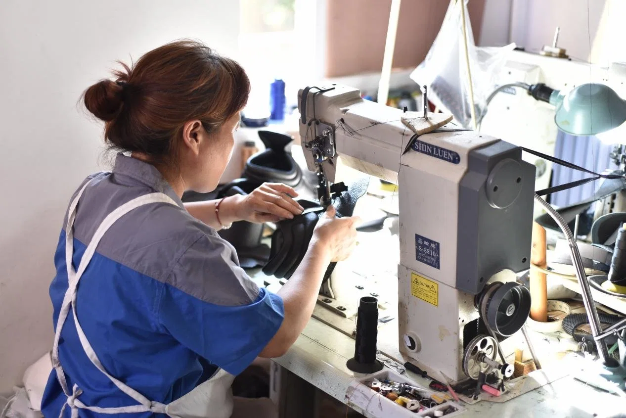 Chaussures de sécurité en cuir de vache noir lisse de marque chinoise avec certificat BSCI.