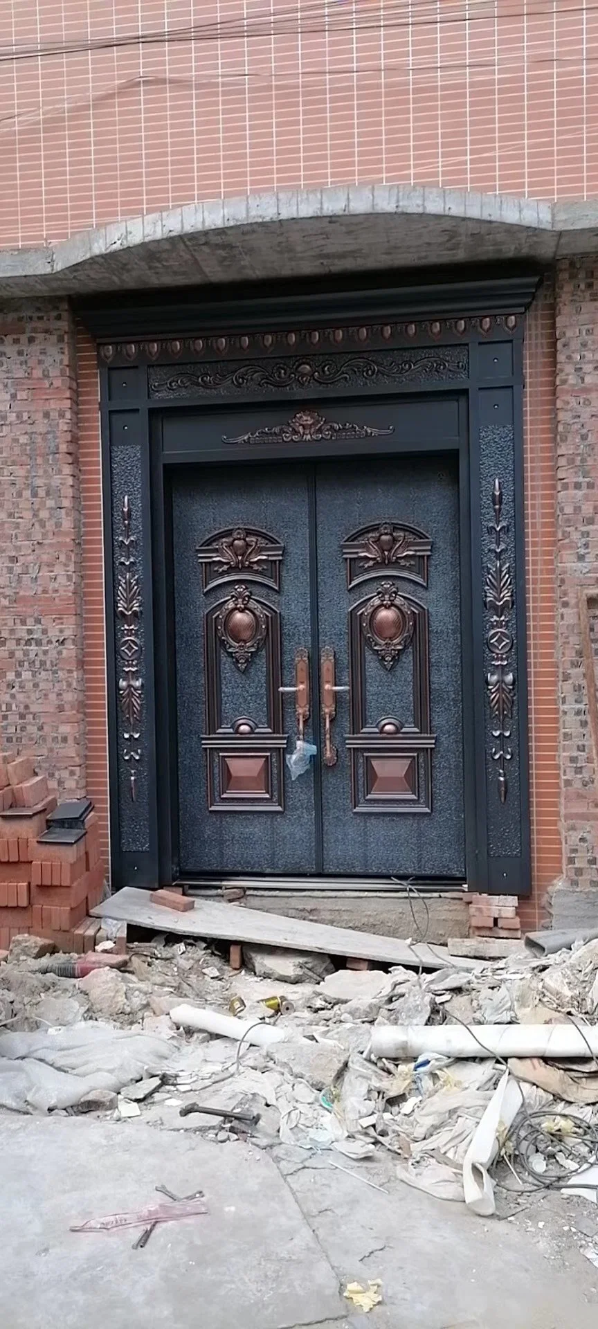 Casa com isolamento de luxo em alumínio preto externas de segurança metálicas da porta principal de entrada no exterior da porta