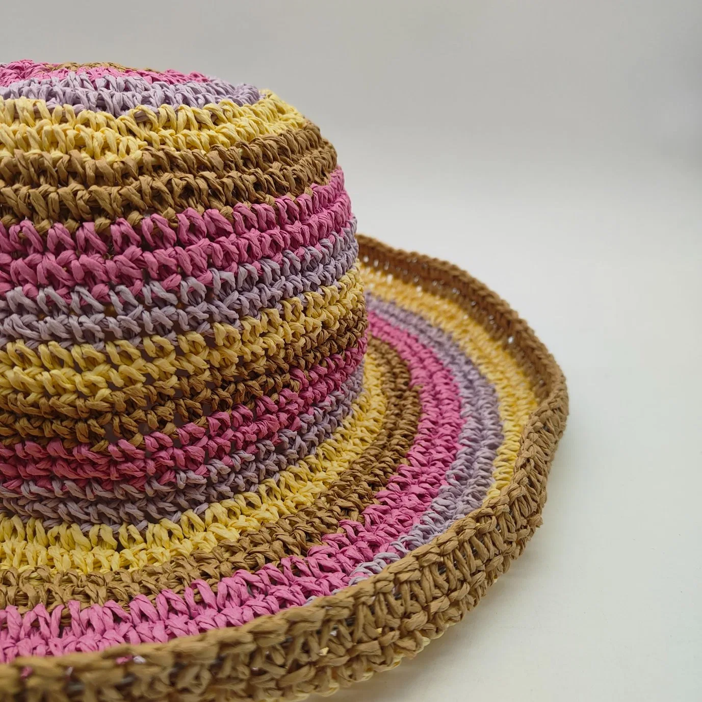 Le chapeau en paille fait main au crochet pour femmes est populaire en été.