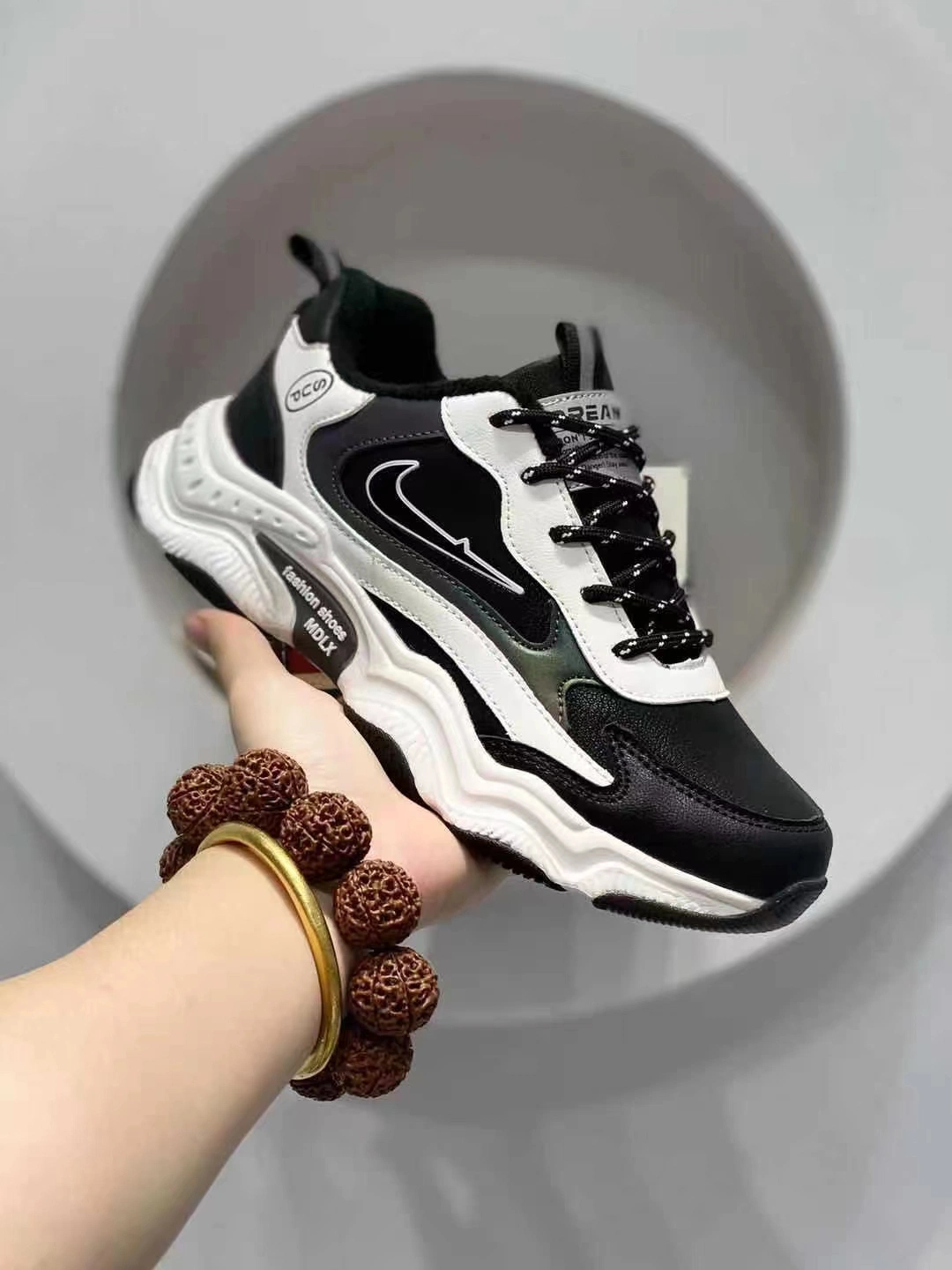 Tendance mode empêcher Wear-Resisting glissante seul contrarié élastique confortable noir avec motif blanc l'épissage de l'exécution Sports Sneaker Shoes