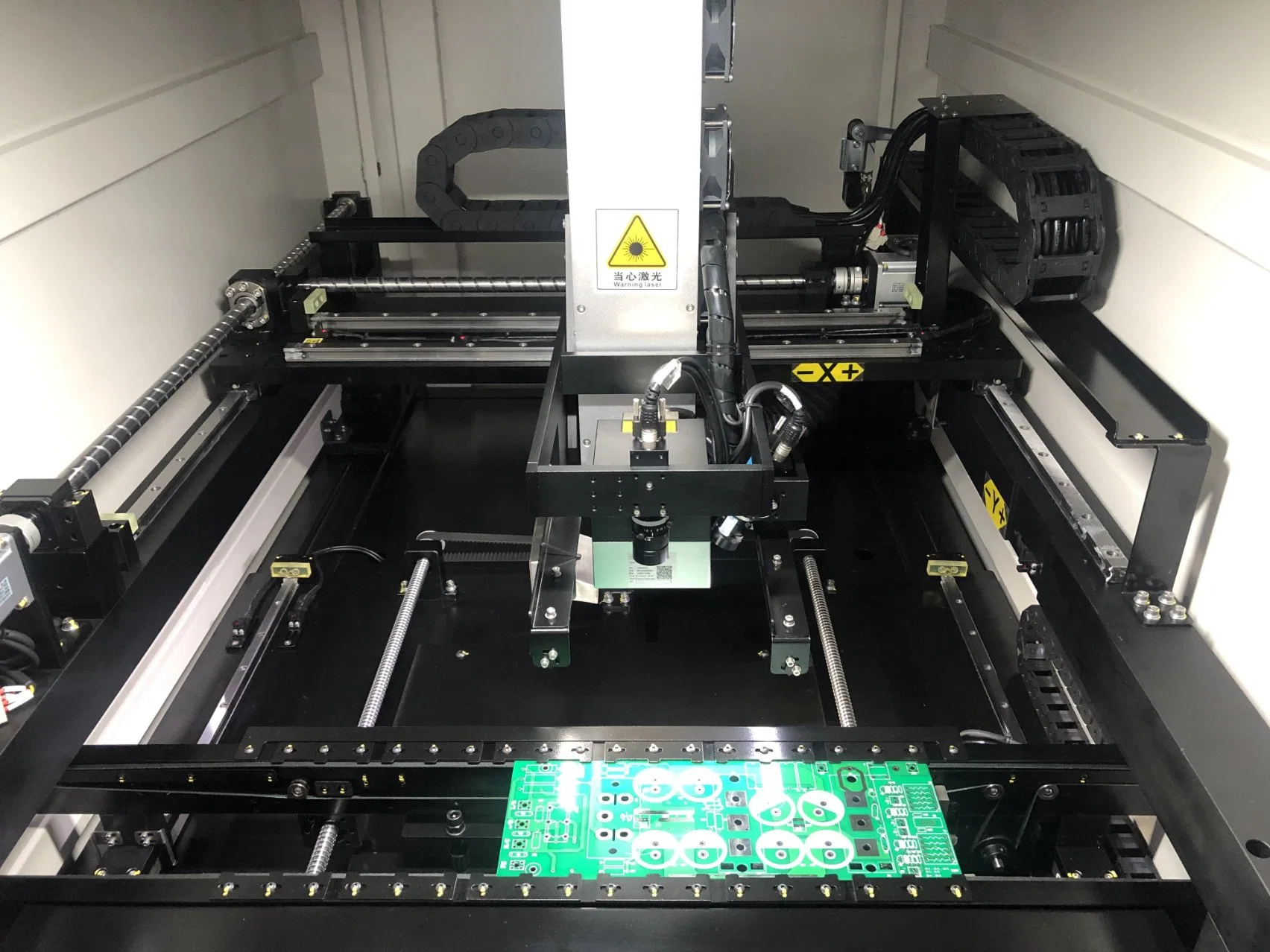 Máquina automática de marcação a laser em fibra Online utilizada para marcação de metal